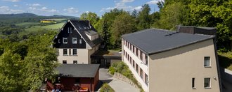 Haus Eckberg Panoramabild von Haus Eckberg, das mitten in der Natur gelegen ist.