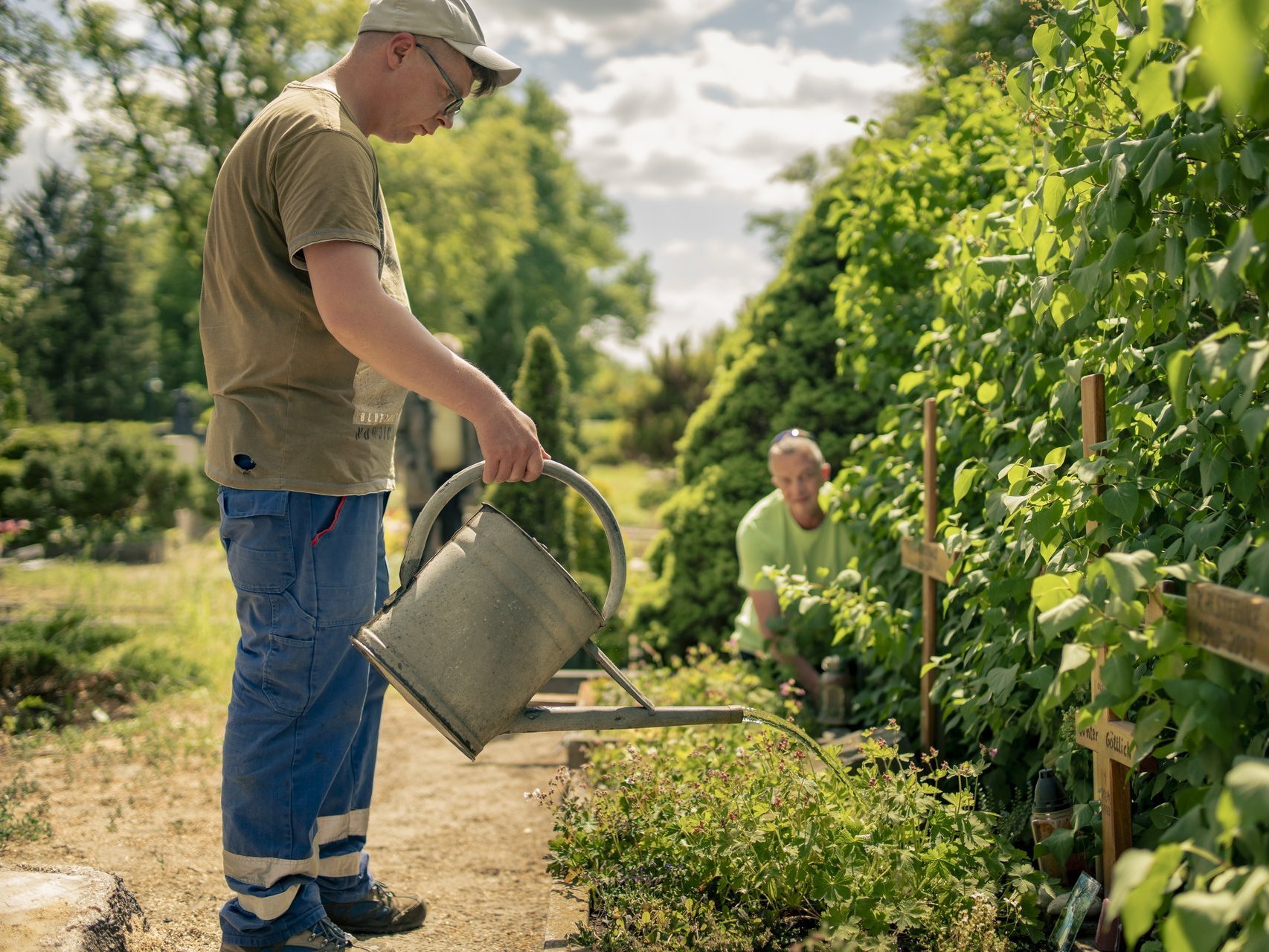 arbeitstherapie in der suchthilfe weser ein mann  gießt blumen